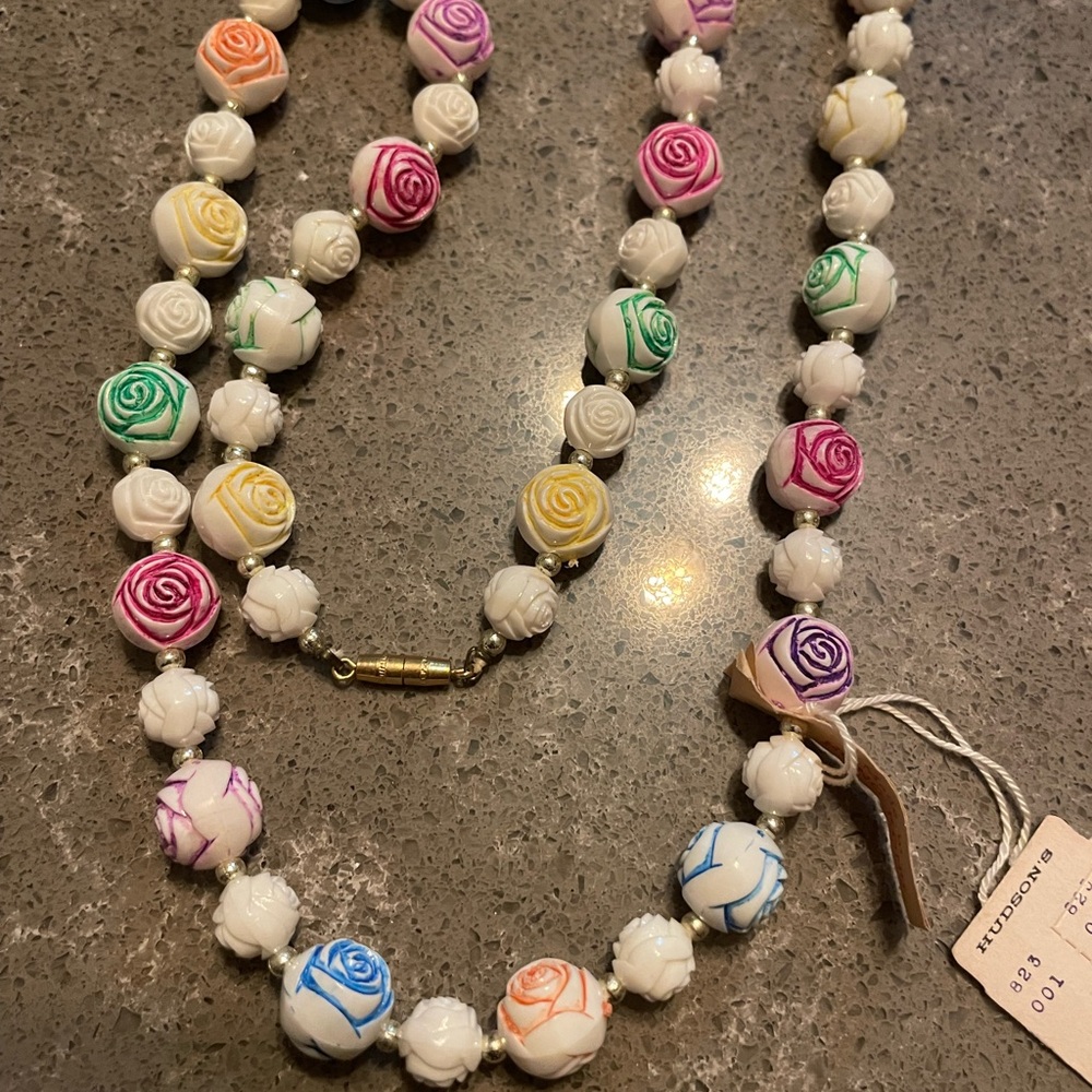 Flower carved vintage necklace